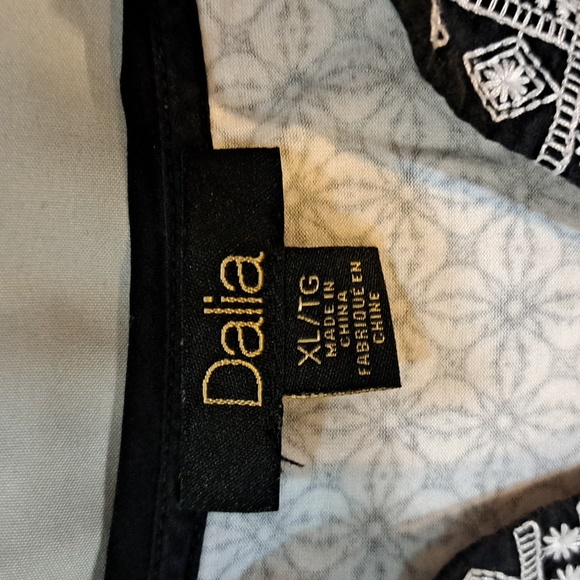 💥2/$10💥Women's sleeveless top size xl - Picture 2 of 2